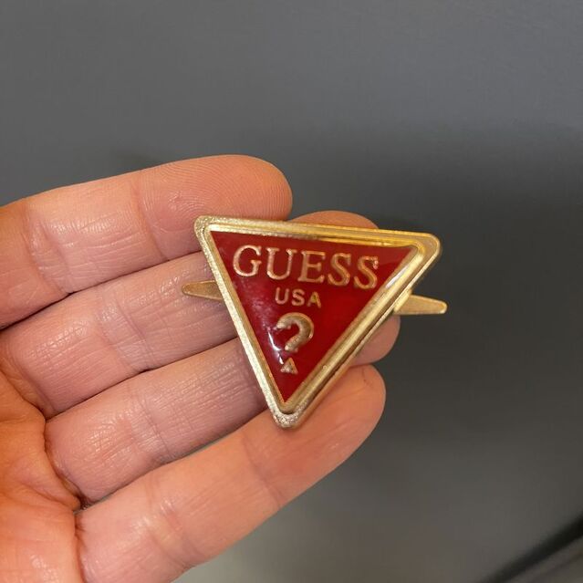 Guess Çanta Süsü Kırmızı Üçgen