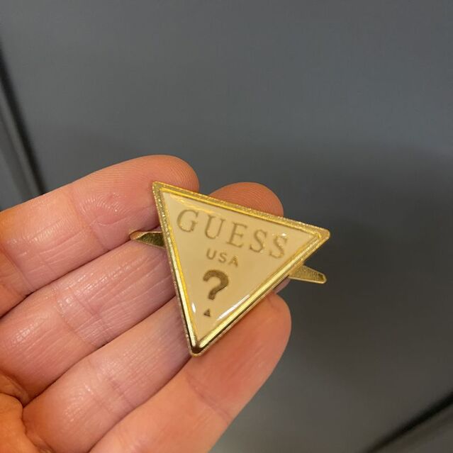 Guess Çanta Süsü Krem Üçgen