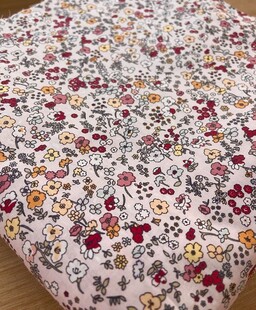 HOBİPOP - Mine Çiçekleri Desenli Pembe Alt Zeminli Kırmızılı Poplin Pamuklu Kumaş Astarlık 50x120 cm