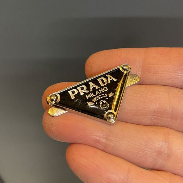 Prada Çanta Süsü Siyah Üçgen
